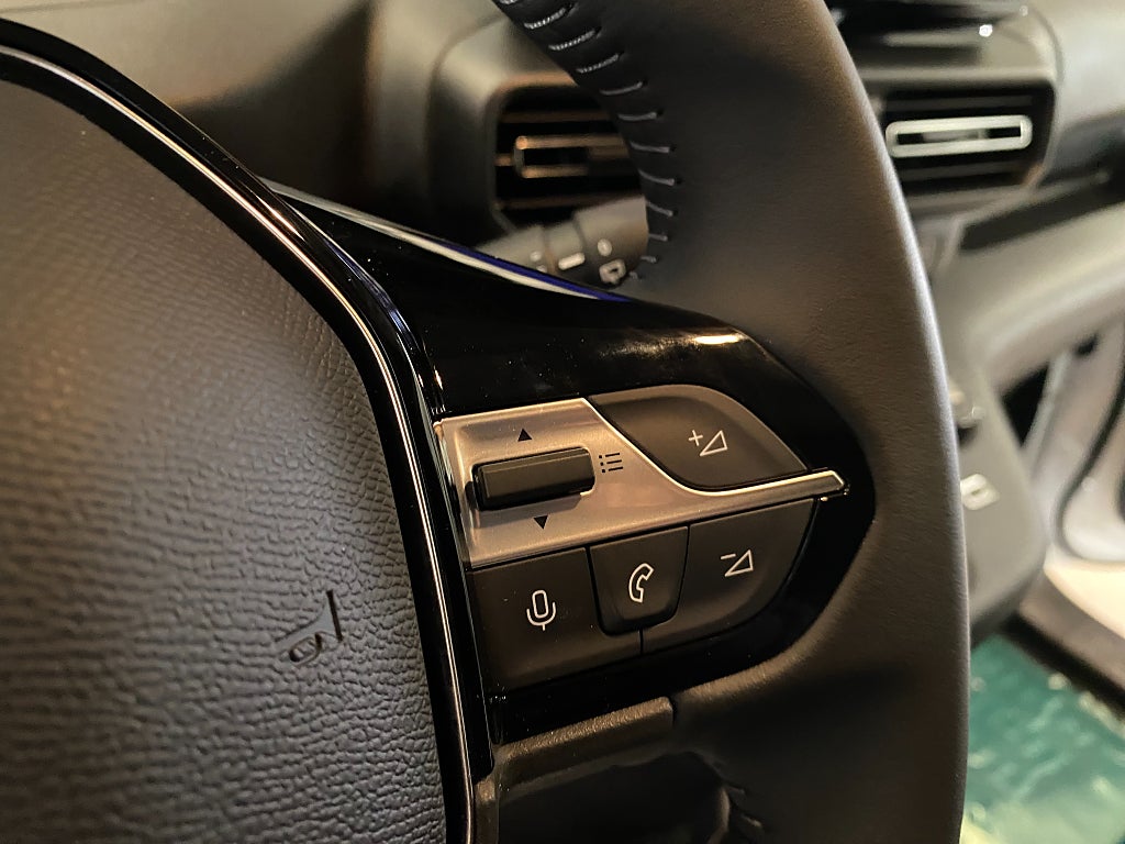 Car Image car-165418-ffedd08aca0a837b3d331a1c5c2d43ea