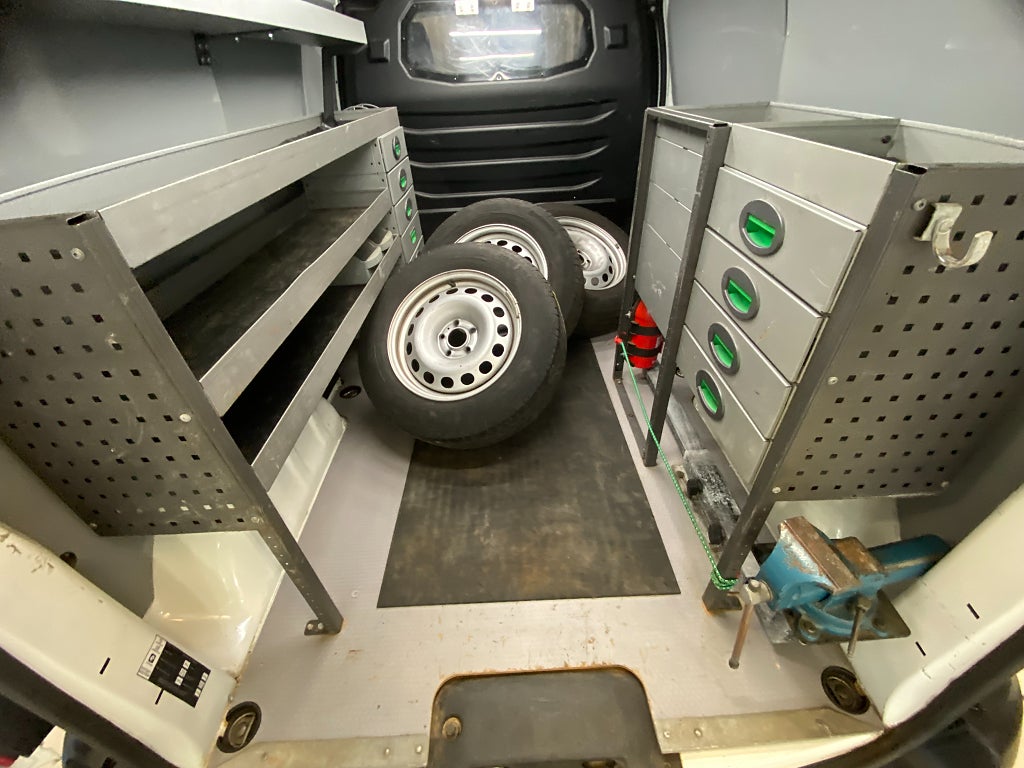 Car Image car-171113-3a7beef8f41a57e73d32a9c62e8ef99c