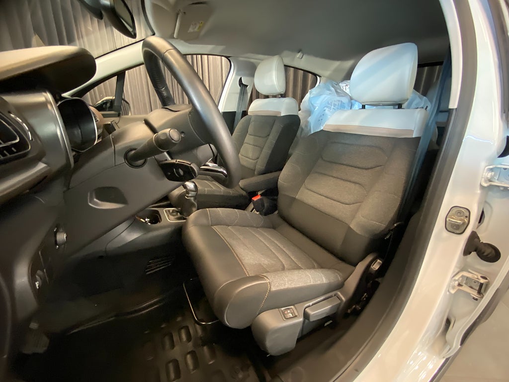 Car Image car-172385-4defb1073d0167fd570191e045f46ba7