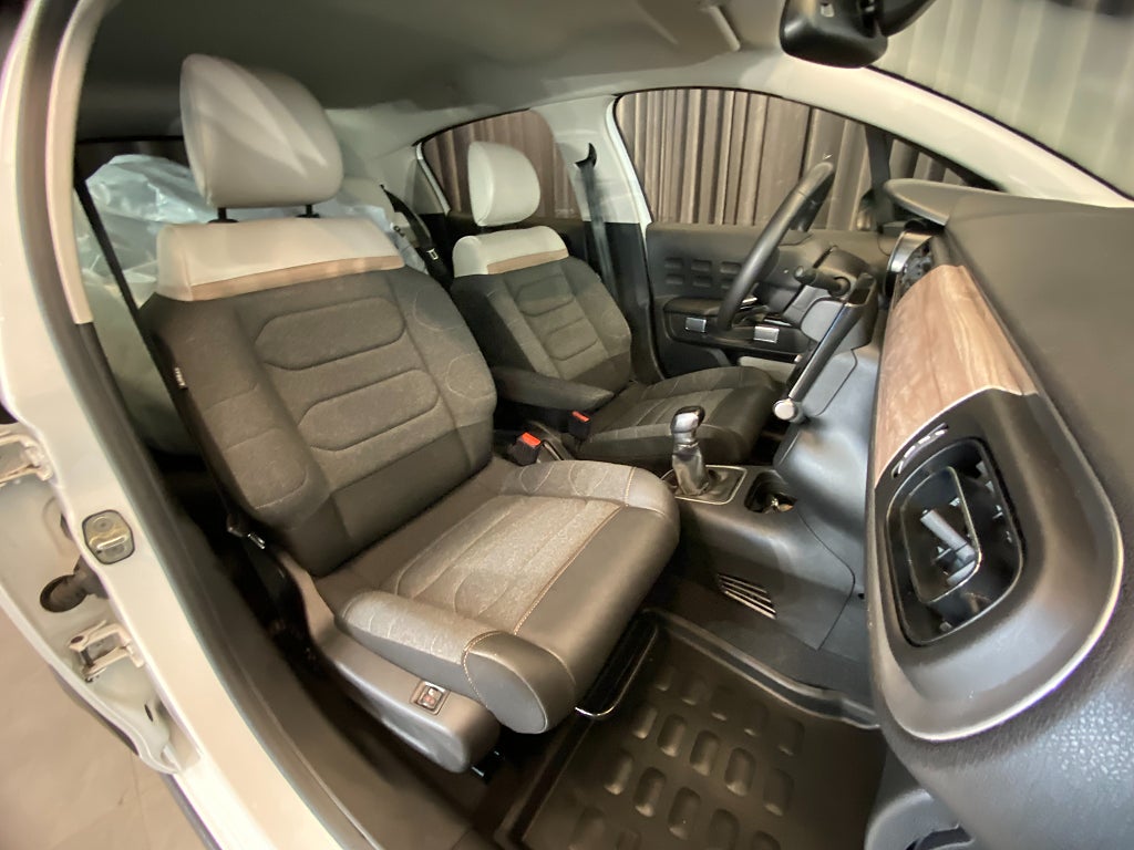 Car Image car-172385-b815213bb50527f08e125c8ea2499263